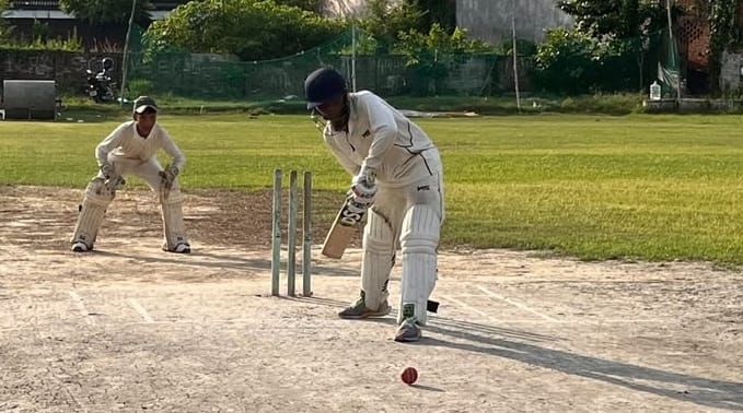नगर के सहादतपुरा स्थित मैदान पर आयोजित क्रिकेट मैच में शॉट लगाता बल्लेबाज। संवाद