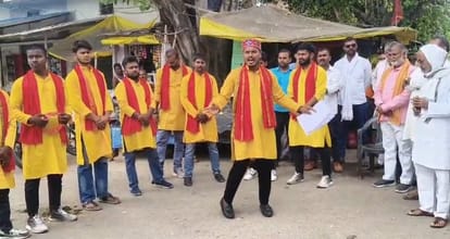 नगरा मंडल के डिहवा में नुक्कड़ नाटक के माध्यम से सरकार योजनाओं को प्रचार प्रसार करते कलाकार। जा