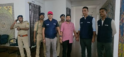 निगरानी की गिरफ्त में आरोपी ऑपरेटर।