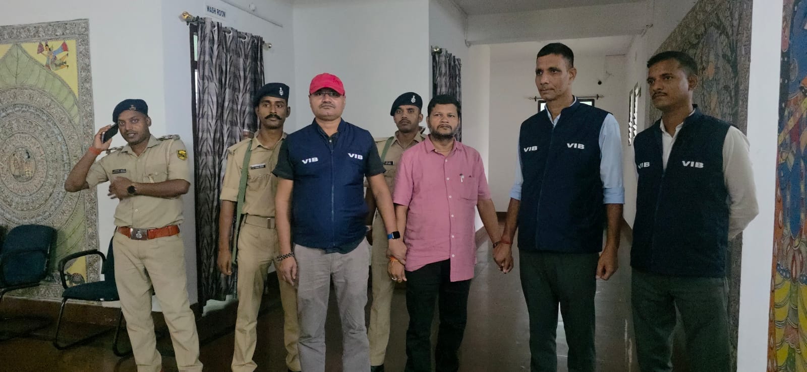 निगरानी की गिरफ्त में आरोपी ऑपरेटर।