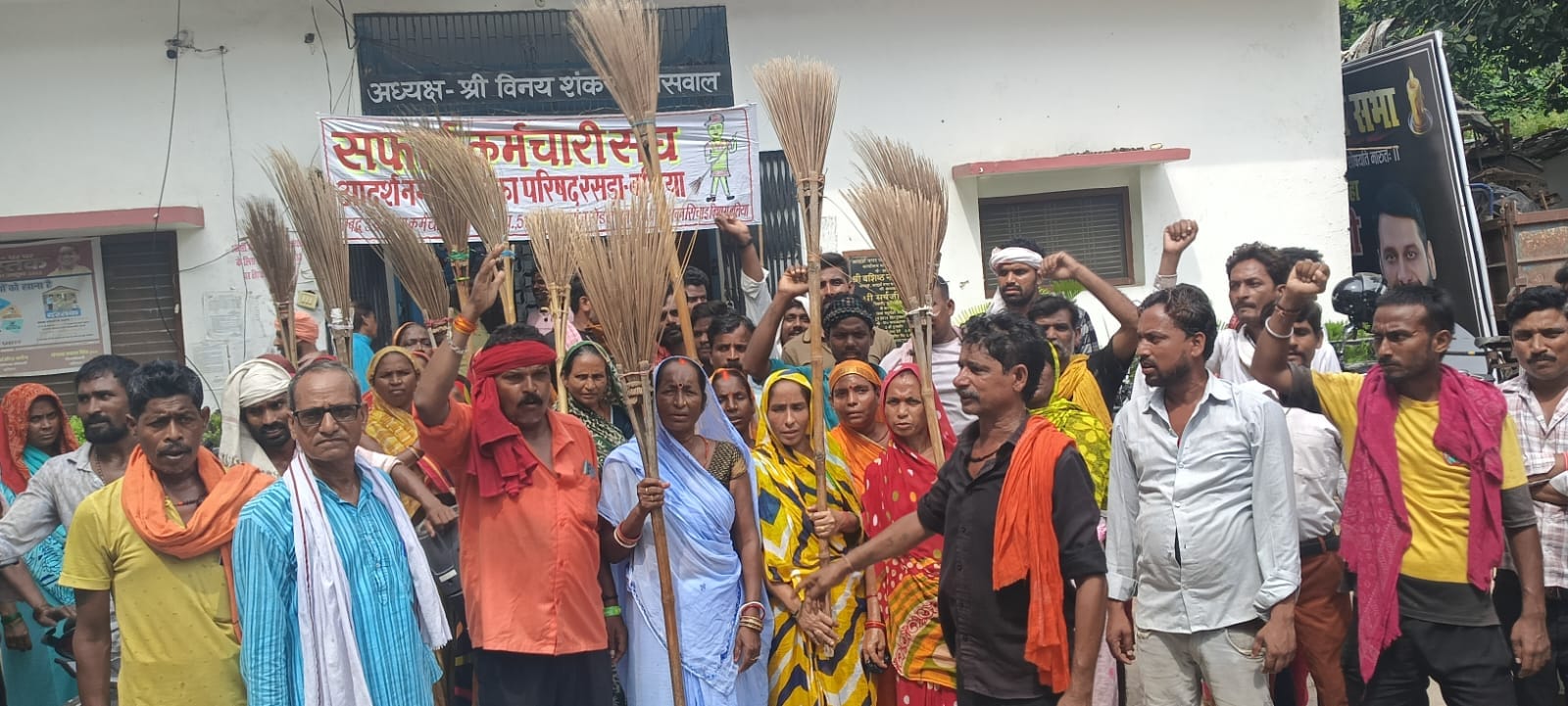 नगरपालिका परिषद रसड़ा में पीएफ सहित अन्य मांगों को लेकर प्रदर्शन करते सफाईकर्मी। जागरुक पाठक