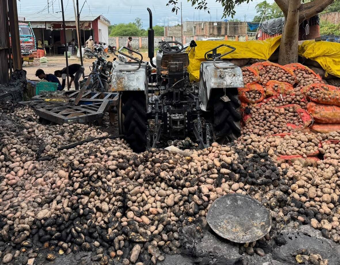 Fire breaks out at market; fruit and vegetables worth lakhs destroyed.