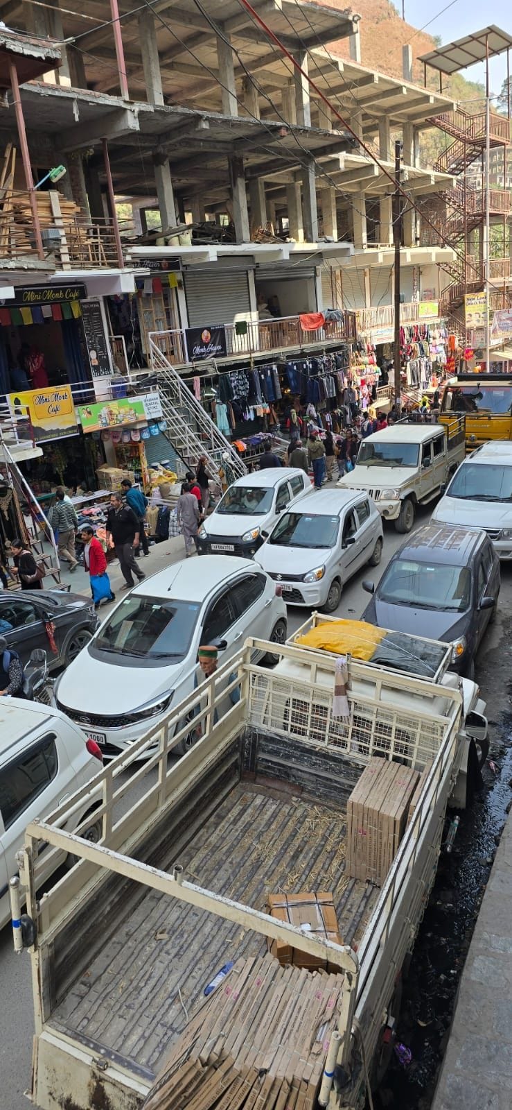 No parking in Nerwa; roadside parked vehicles cause traffic jams