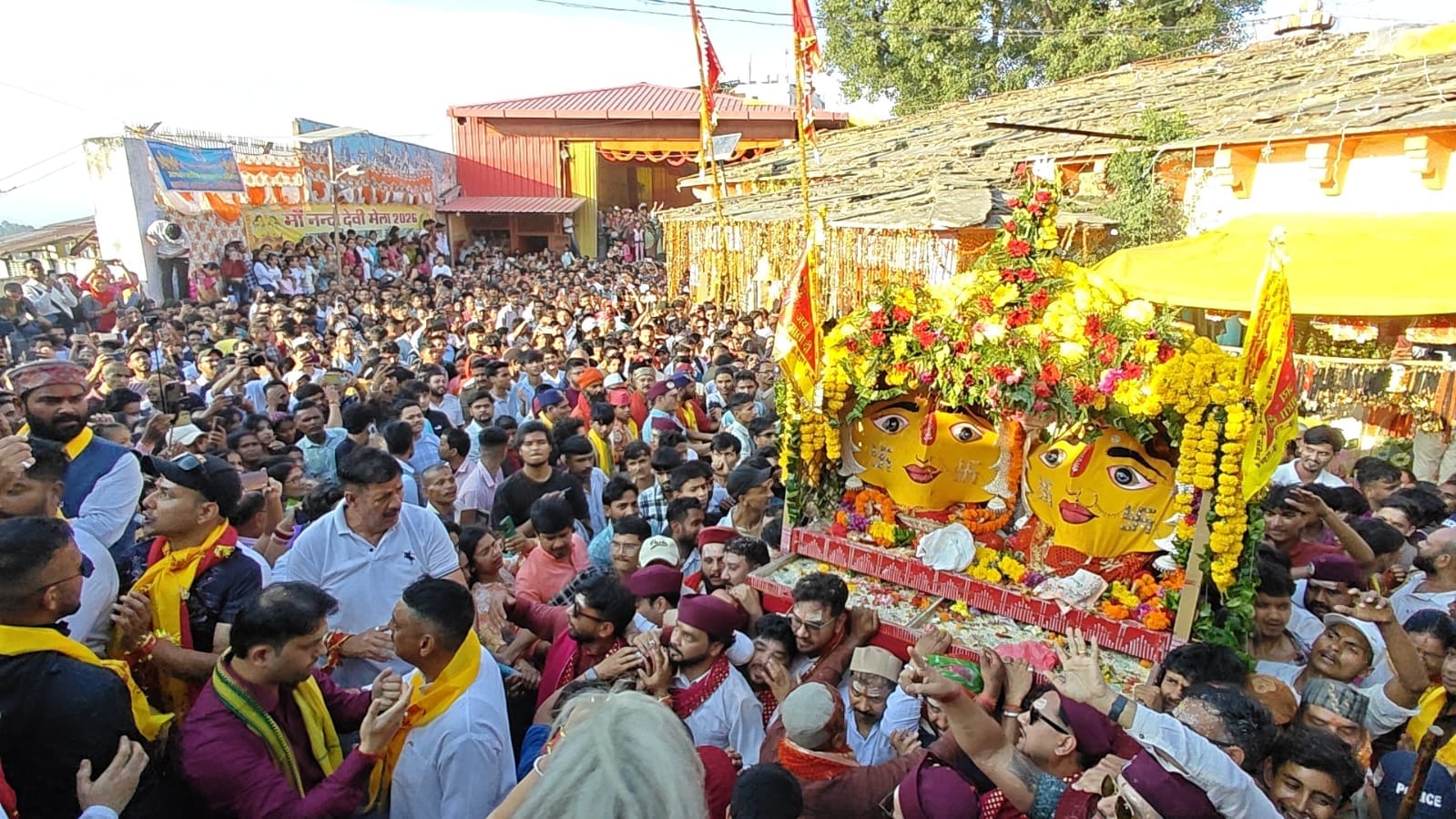 नंदा देवी मंदिर में मां नंदा सुनंदा के डोला यात्रा को देखने उमड़ी भीड़।