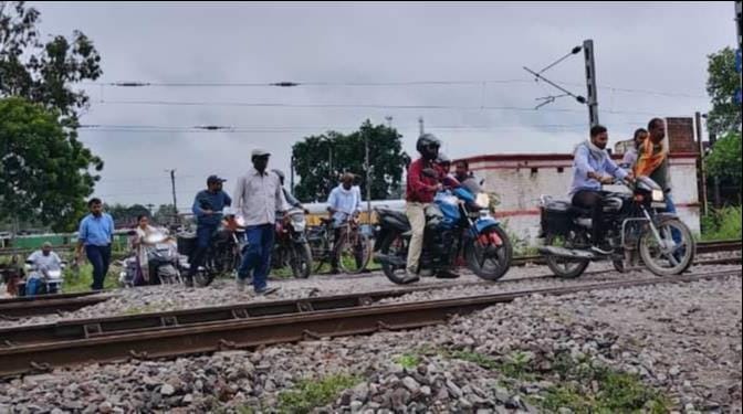 20 deaths and 2,143 challans in eight months, yet the habit of crossing the railway tracks persists.