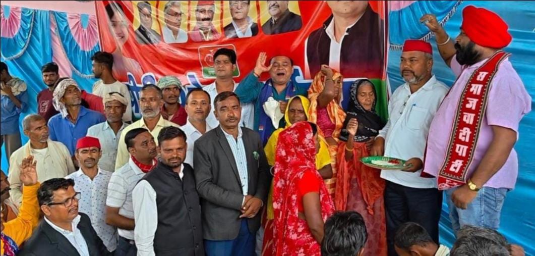 SP hosted a 'PDA Bhoj'; party workers sounded the bugle for the campaign.