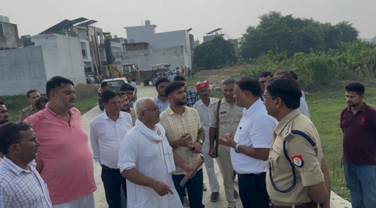 पिंक सिटी कॉलोनी में र्कारवाई के दौरान जानकारी करते सिटी मजिस्ट्रेट। संवाद
