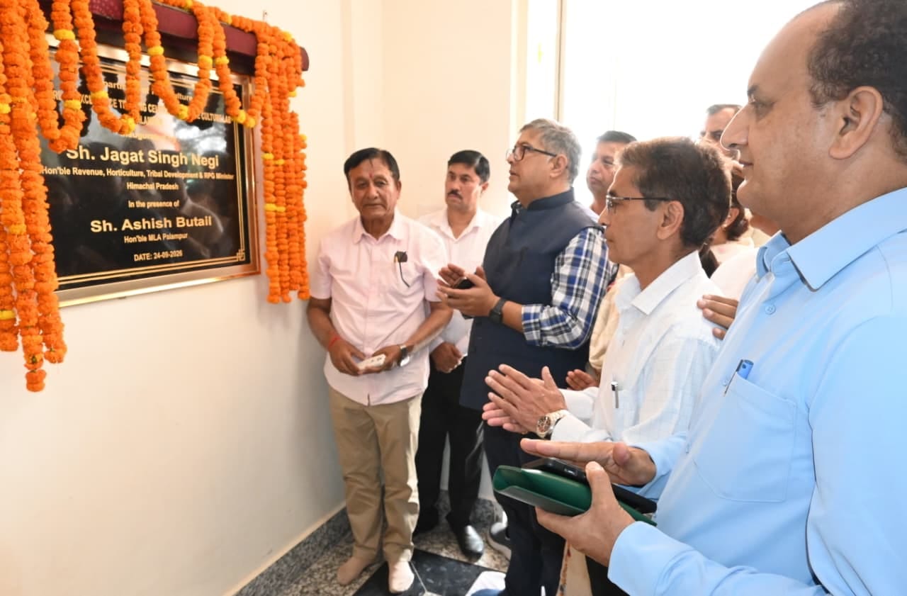 पालमपुर में उत्कृष्ट किसान प्रशिक्षण केंद का लोकार्पण करते हुए मंत्री जगत नेगी व विधायक आशीष बु