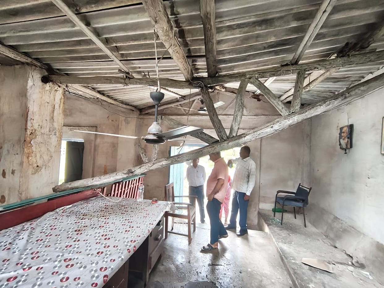 Dilapidated roof of Dudhi SDM court collapses; disaster averted.