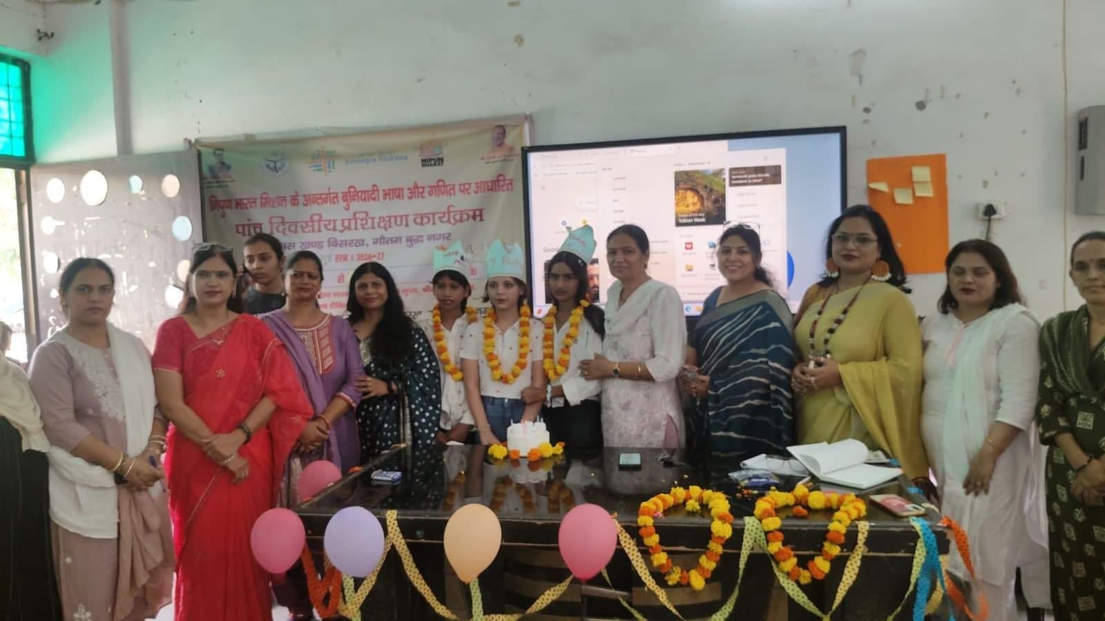 परिषदीय स्कूलों के मनाया गया मीना का जन्मदिन।