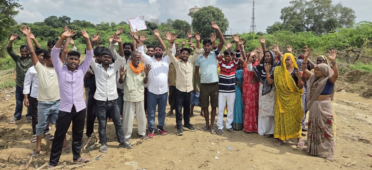 Cremation ground amidst Dubagga flyover; protest held in opposition.