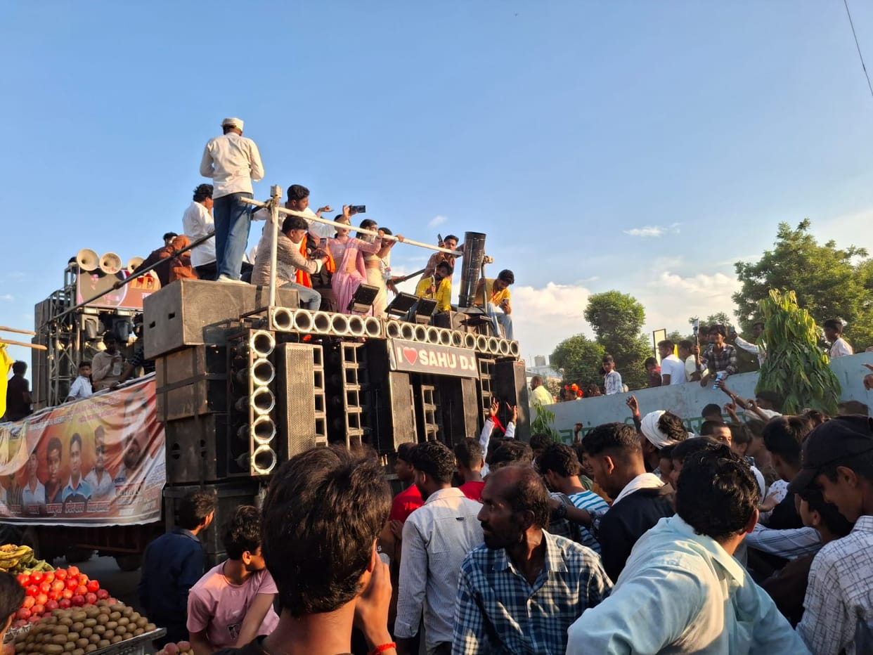 'Dol' procession taken out in Samaur Bazaar; feats displayed.