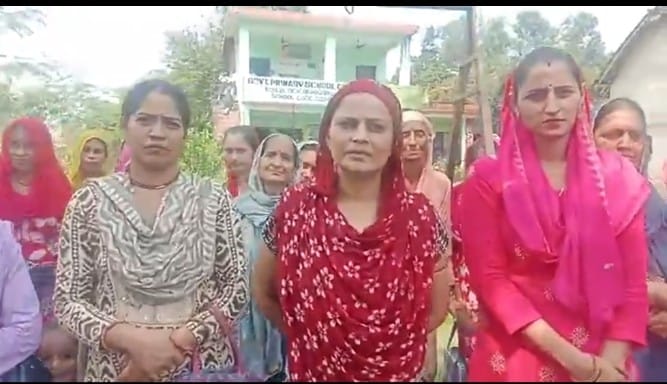 Villagers raised slogans over the headmistress's transfer.