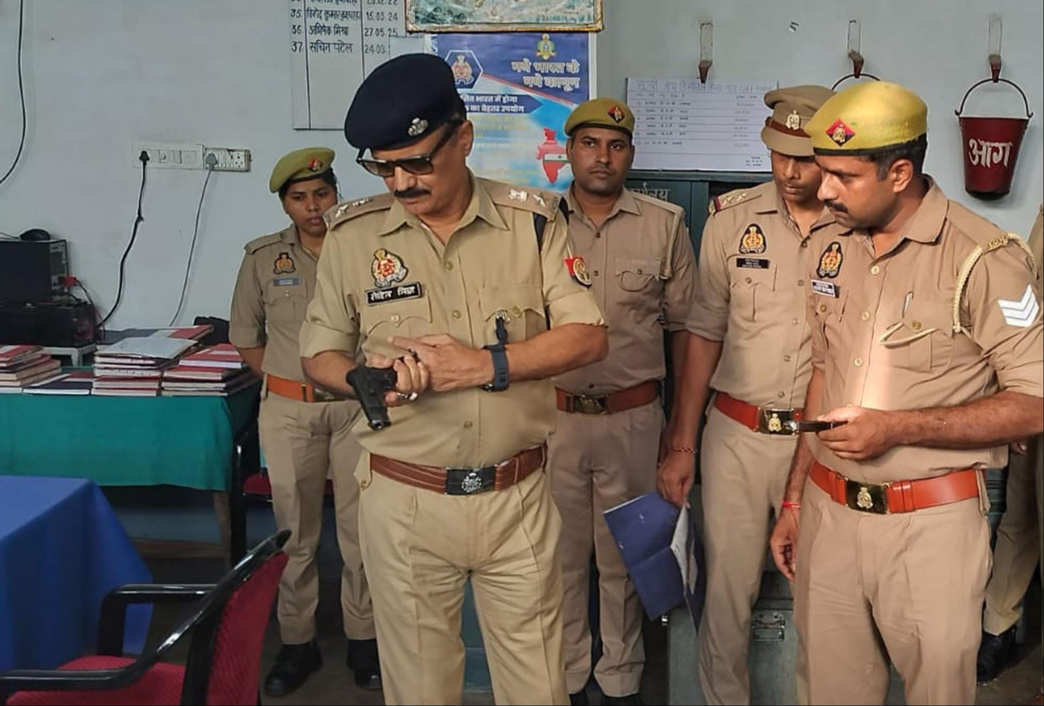 रेलवे स्टेशन स्थित जीआरपी का निरीक्षण करते रेलवे एसपी रोहित मिश्र। स्रोत-जीआरपी