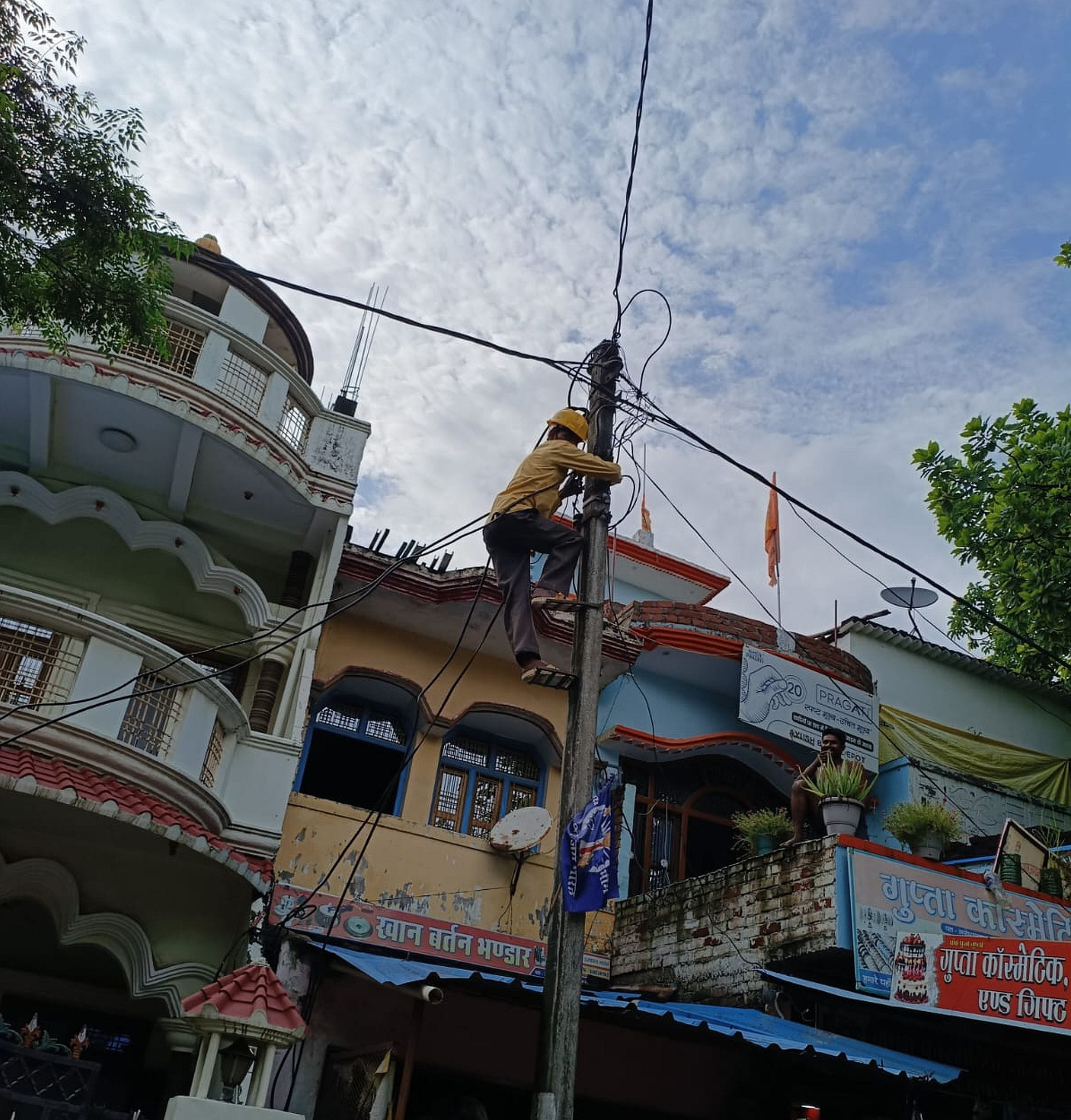रामगंज बाजार में बिजली लाइन की मरम्मत करता ऊर्जा निगम कर्मी।स्रोत- ऊर्जा निगम