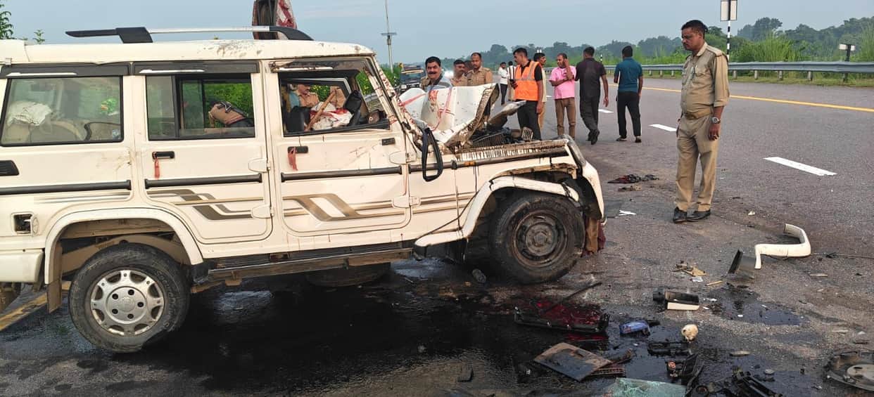 Expressway: Bolero overturns after colliding with a vehicle; youth dies