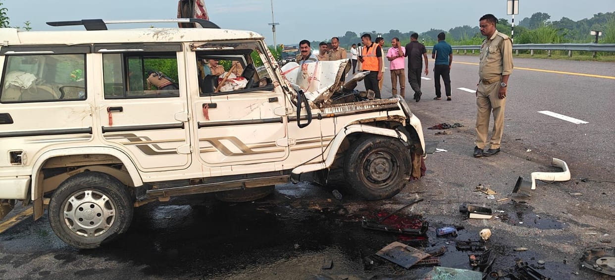 Expressway: Bolero overturns after colliding with a vehicle; youth dies