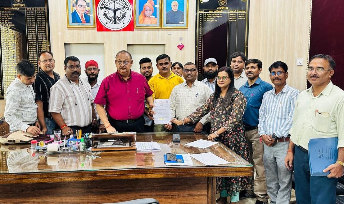 सीएमओ को ज्ञापन देते एनएचएम संविदा कर्मी। स्रोत: कर्मचारी