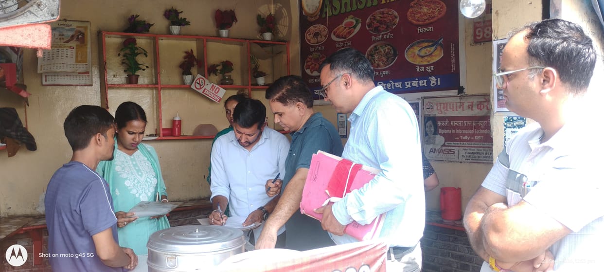 Food Department raids Sujanpur; 1.5 quintals of vegetables and three domestic gas cylinders seized.
