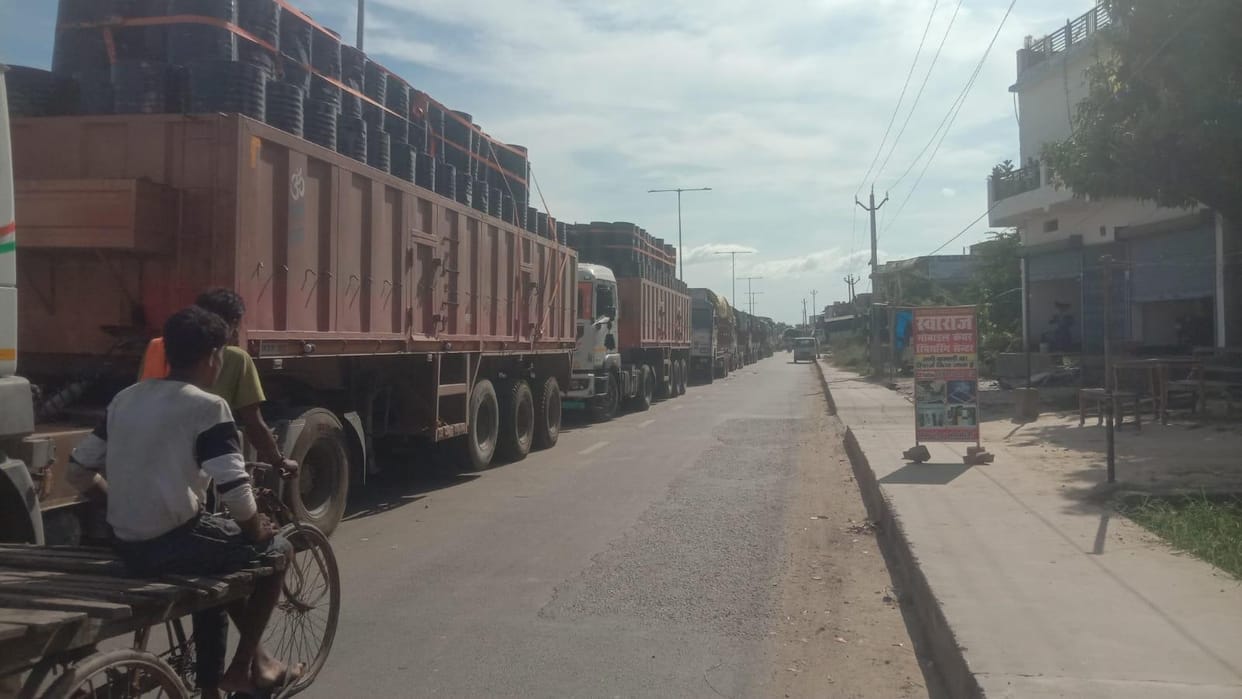 Encroachment on the road causes traffic jam in Sonauli; queue of trucks stretches for 10 km.
