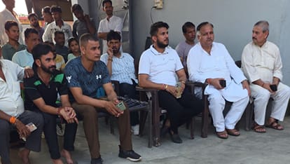 सरूरपुर। कस्बा खिवाई में संवाद कार्यक्रम में शामिल संयोजक। स्वयं