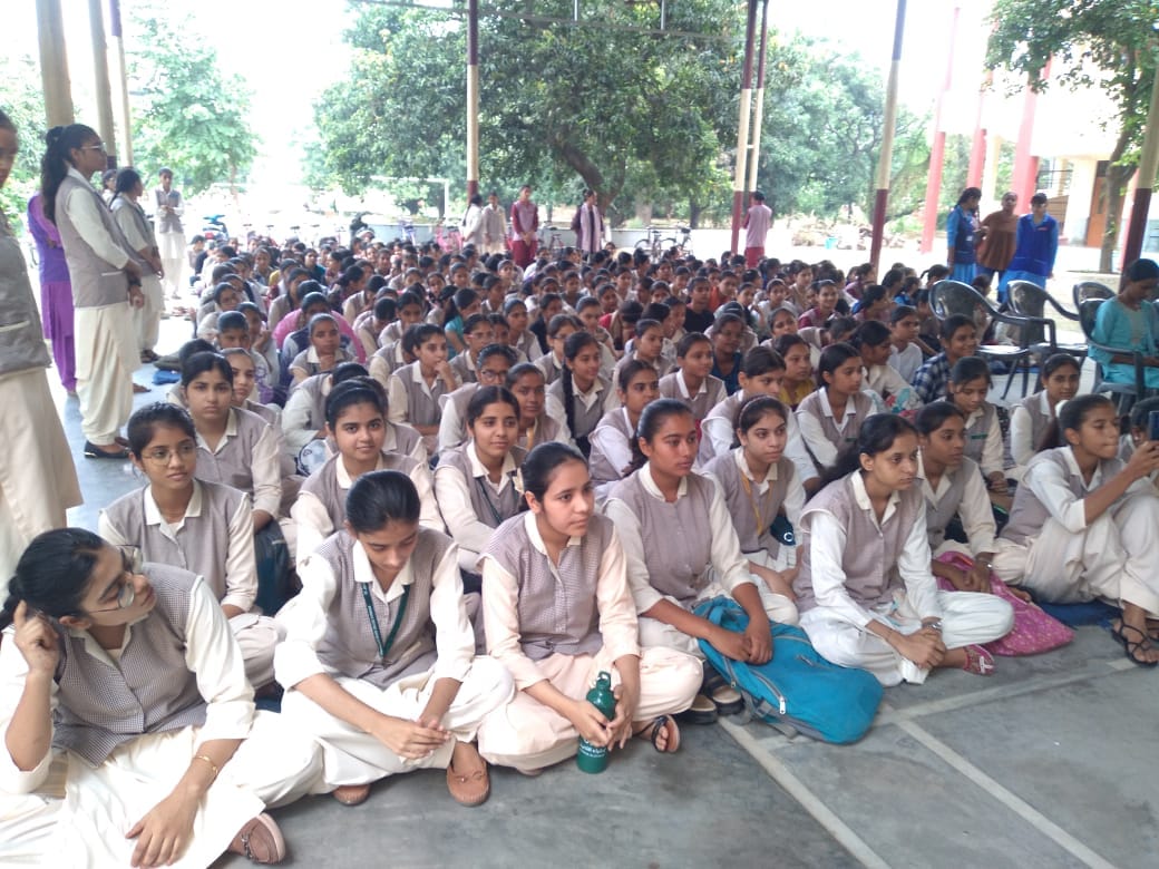 Female students conveyed a message of social responsibility.