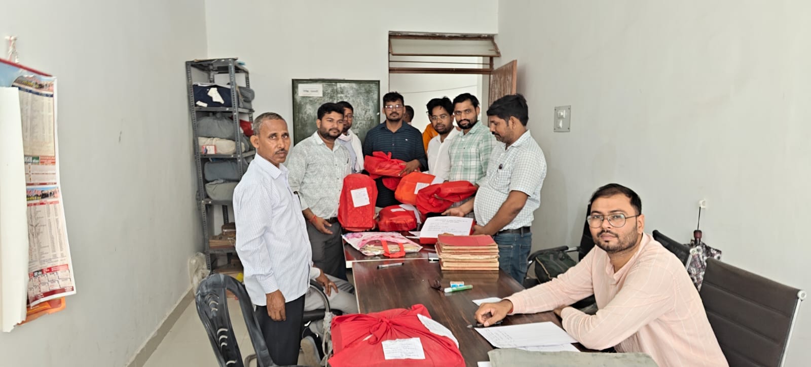 शाहगंज तहसील में बस्ता जमा करते लेखपाल। संवाद