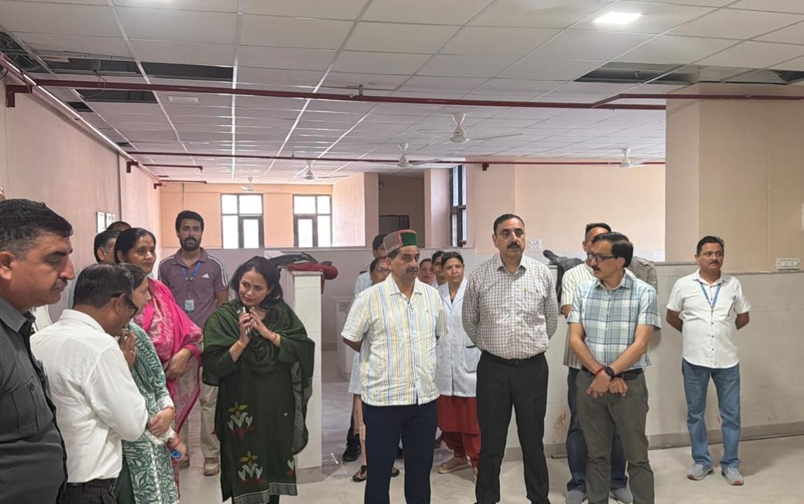 शाहपुर अस्पताल का निरीक्षण् करते हुए उप मुख्य सचेतक केवल सिंह पठानिया। स्रोत: जागरूक पाठक