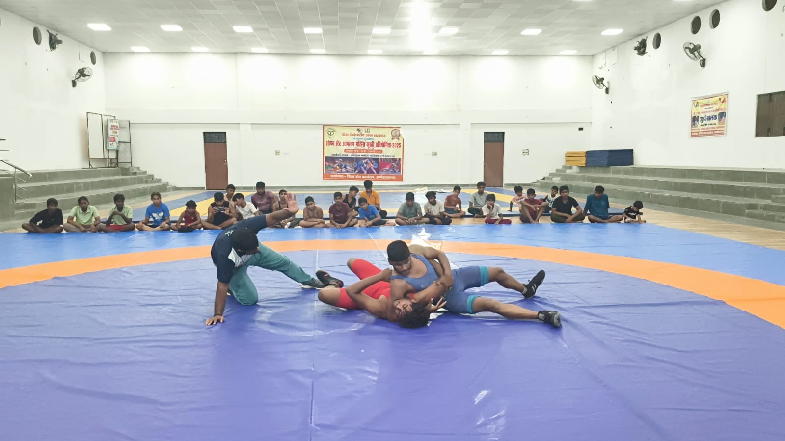 शहर के एकलव्य स्टेडियम में बृहस्पतिवार को कुश्ती के ट्रायल के दौरान विपक्षी को पटखनी देता खिल