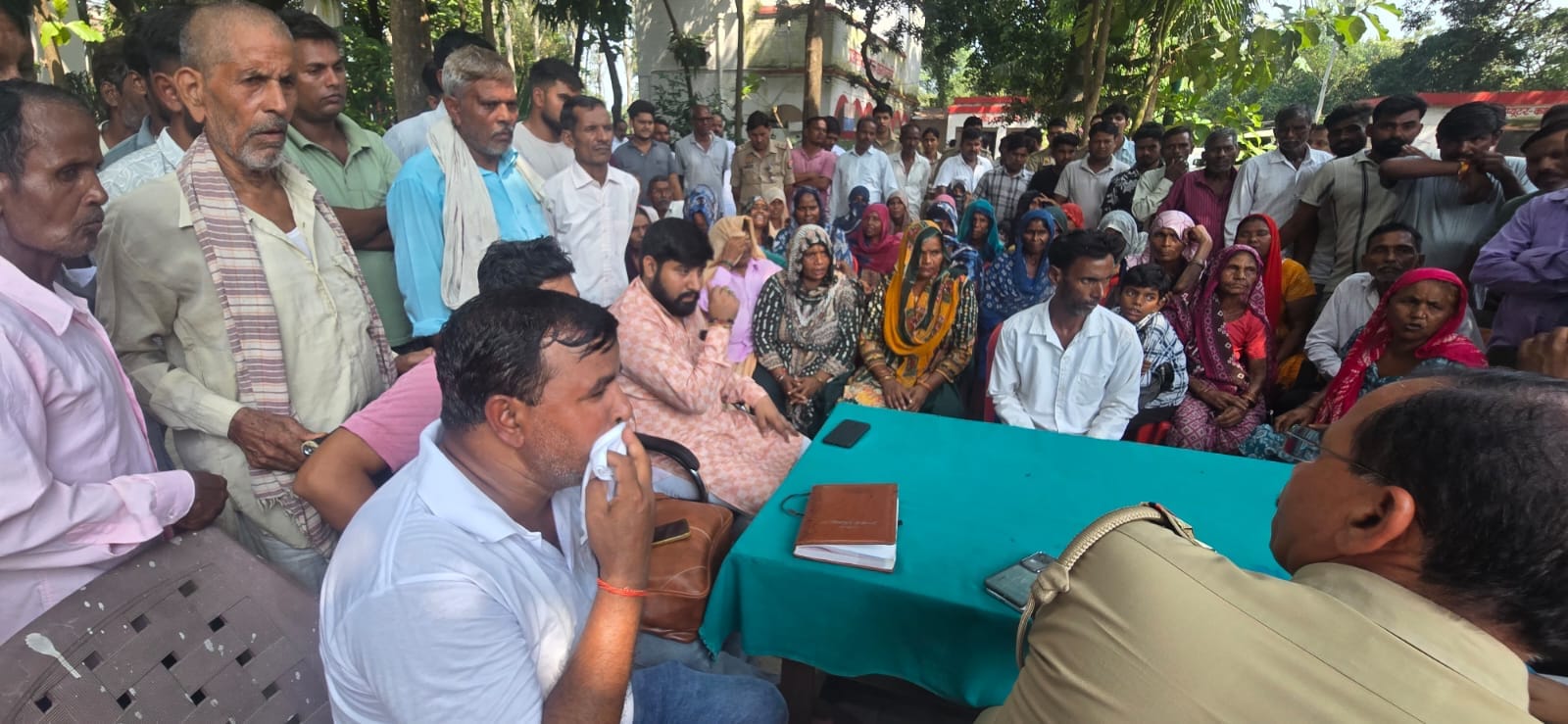 शेरकोट थाने में उपस्थित विस्फोट में घायल किशोरों के परिजन और ग्रामीण स्रोत संवाद