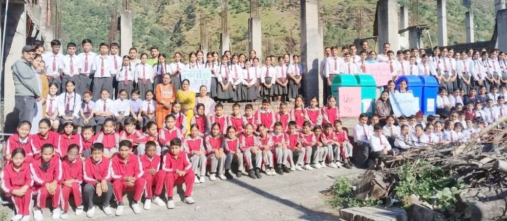 शिवालिक पब्लिक स्कूल झाकड़ी में स्वच्छता कार्यक्रम के दौरान मौजूद विद्यार्थी। स्रोत : स्कूल प