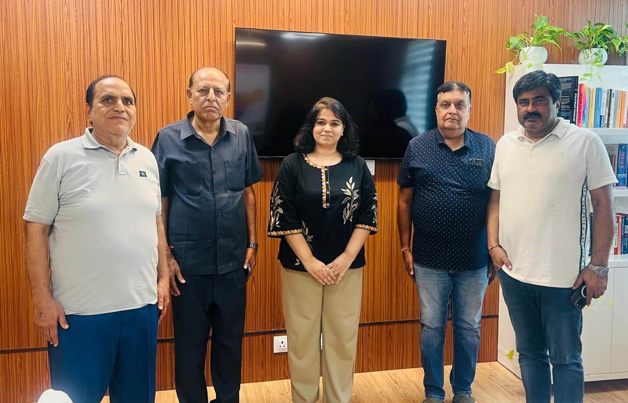 फ़ोटो-54: जीएसटी अधिकारियों से मुलाकात करते फुटवियर उद्यमी। स्रोत एसोसिएशन