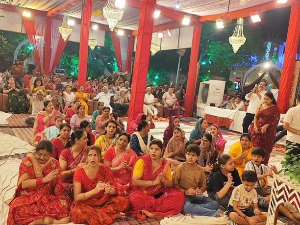 टीकाराम मंदिर में आयोजित भजन संध्या में मौजूद श्रद्धालु।