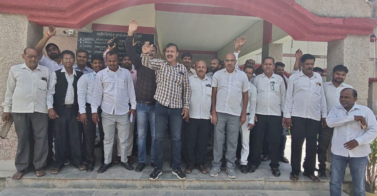 Lawyers staged a protest by stopping work