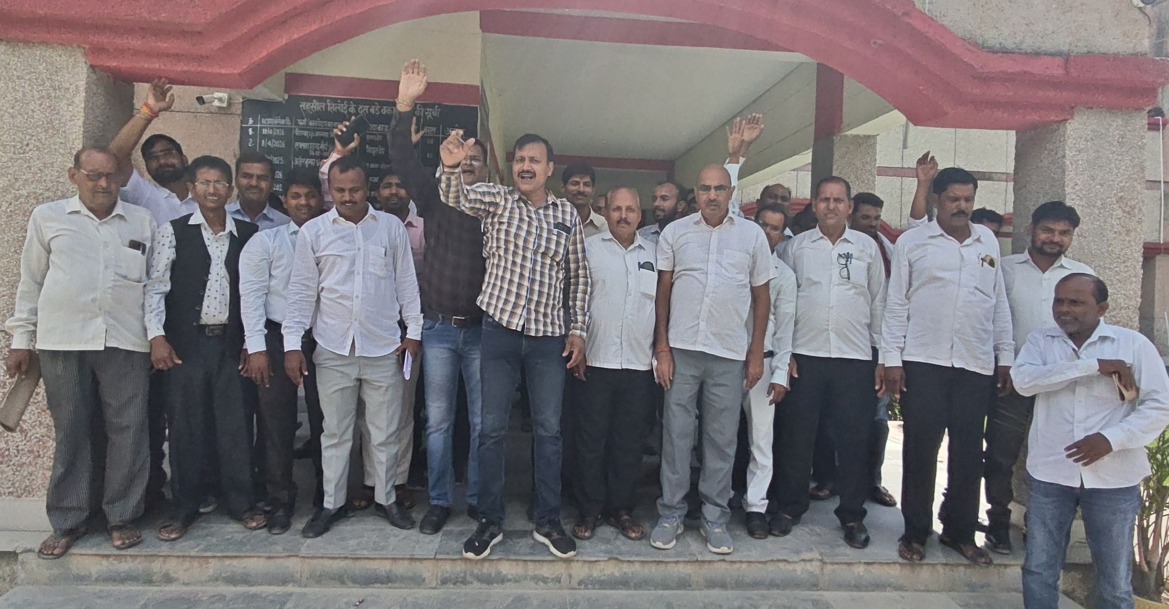 तिलोई तहसील में प्रदर्शन करते अधिवक्ता।-संवाद