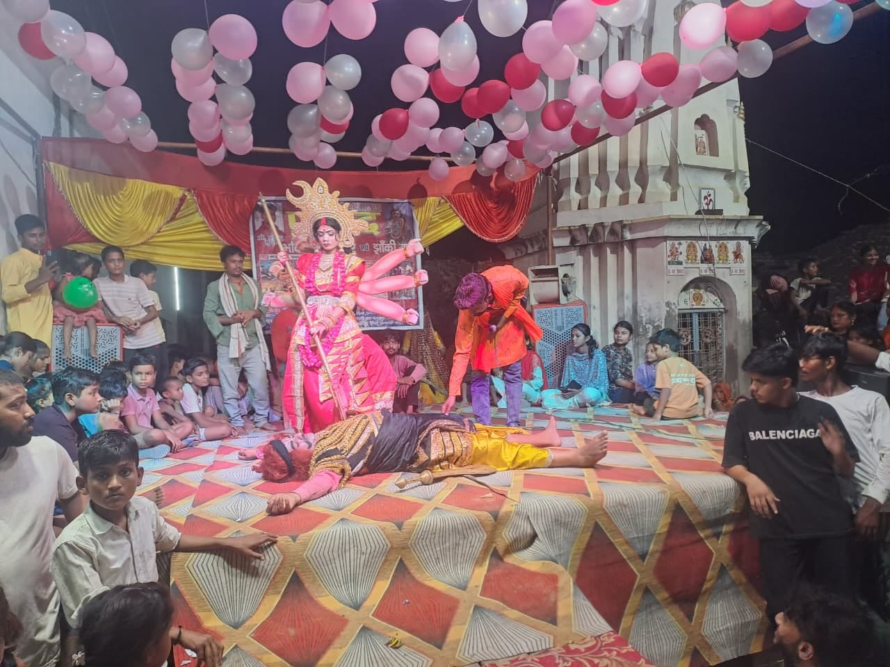 तुलसीपुर झांकी प्रस्तुत करते कलाकार।