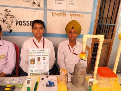टौणी देवी स्कूल का दसवीं कक्षा छात्र आदित्य चौहान एवं  सहयोगी मॉडल के साथ। संवाद