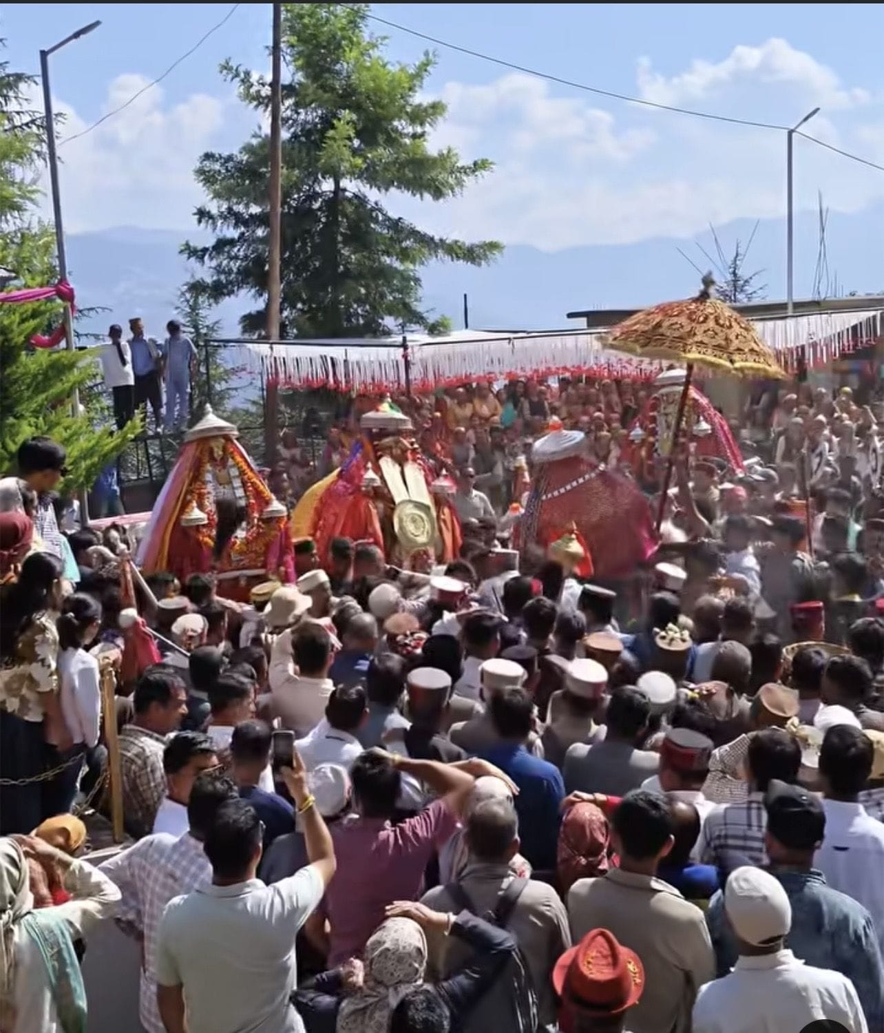 दो दिवसीय रोवा मेले में देव मिलन के दर्शन करते श्रद्धालु। संवाद