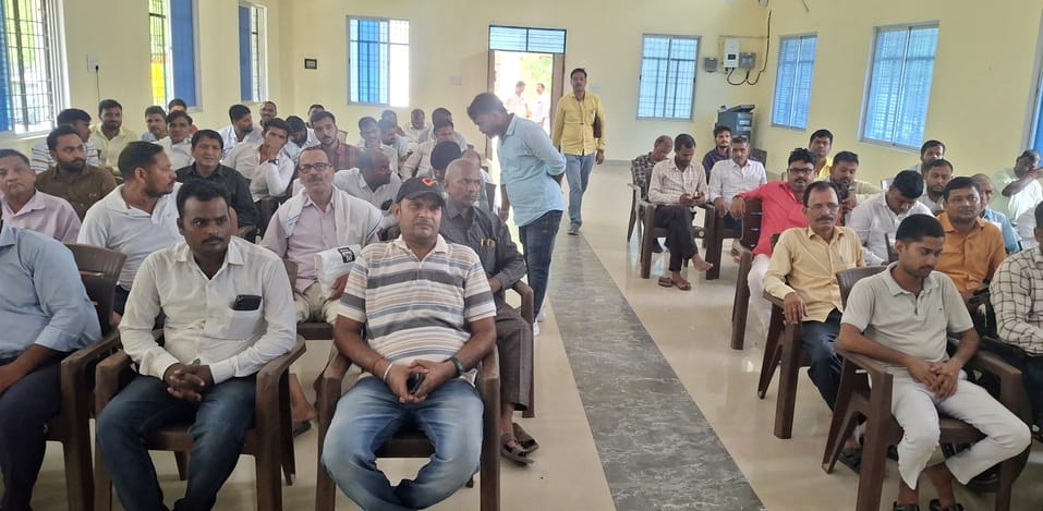 ठेकमा ब्लाक आयोजित प्रशिक्षण कार्यक्रम में उपस्थित उर्वरक विक्रेता और प्रगतिशील किसान । स्रोत