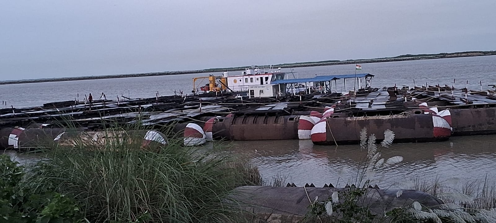 दयाछपरा क्षेत्र स्थित गंगा नदी के किनारे बांधकर रखे गए पीपा।संवाद