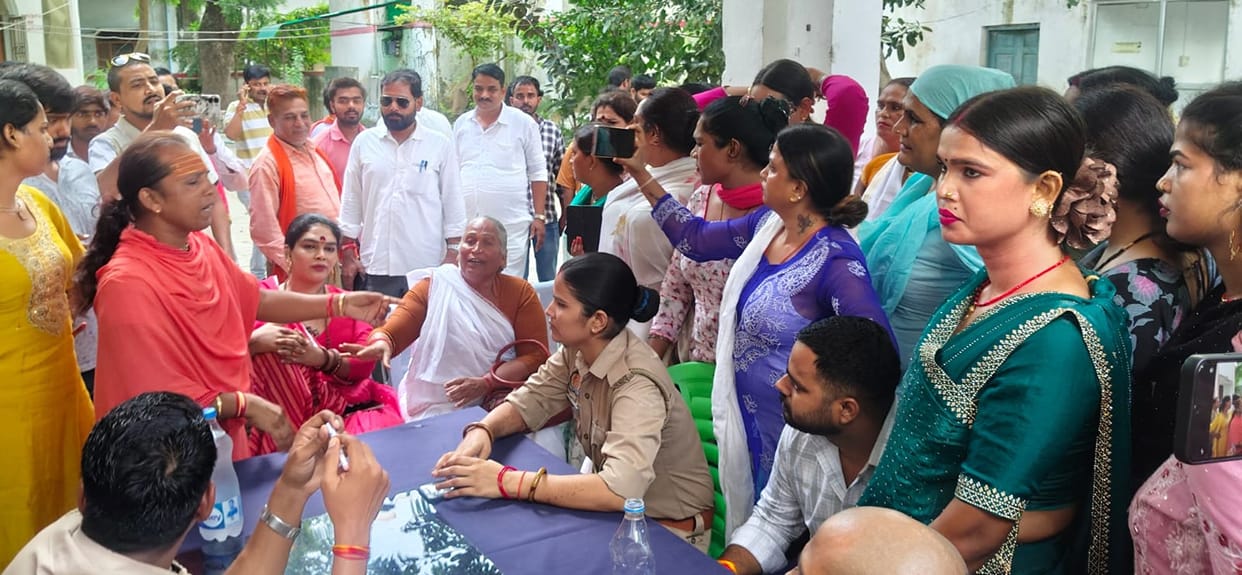 A heated altercation broke out between two groups of eunuchs.