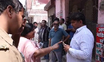 विरोध करते पार्षद को फटकारती महापौर सुनीता दयाल। फाइल फोटो