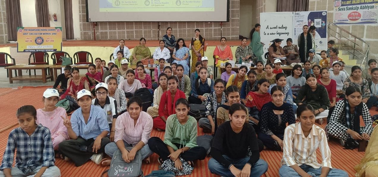 24जेएनडी30: स्वास्थ्य जांच शिविर में मौजूद छात्राएं व कॉलेज स्टॉफ के साथ जांच करते हुए स्वास्थ