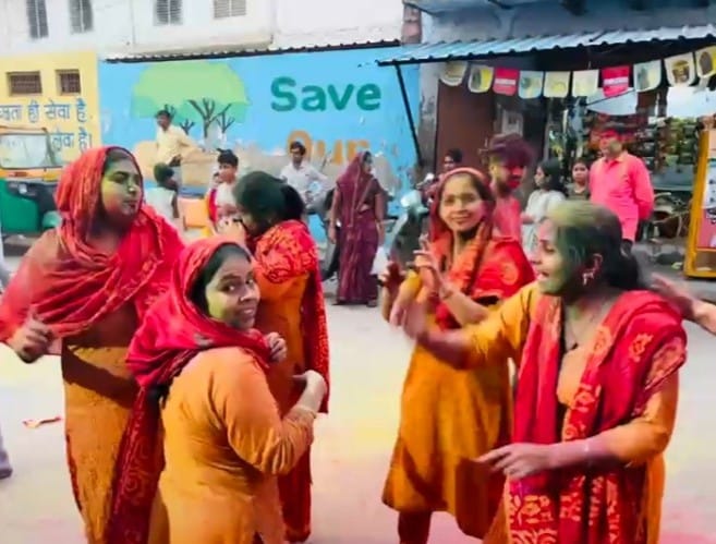 The immersion of the Ganpati idol took place amidst chants.