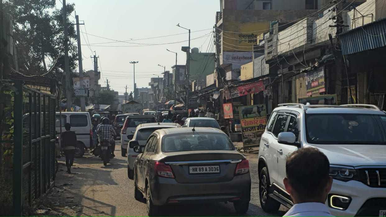 Commission agents in the grain market troubled by traffic jams; demand clearing of the route.
