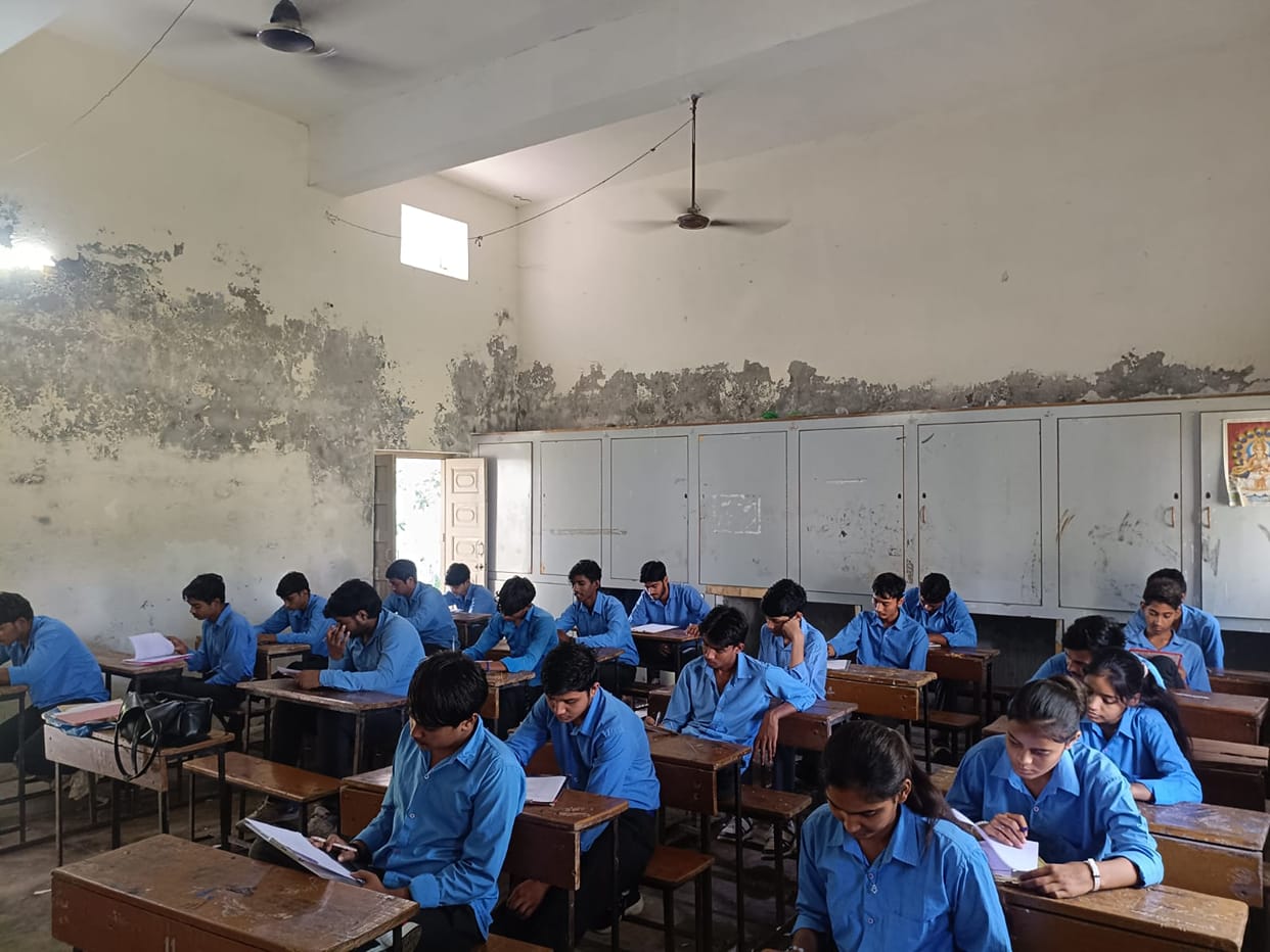 Chaos due to lack of question papers on the first day of half yearly examinations