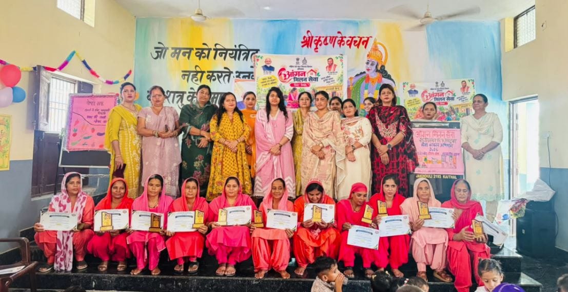 आंगनबाड़ी वर्करों को सम्मानित करते हुए अधिकारी व अन्य। विज्ञप्ति