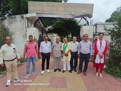 आंतरिक लेखा परीक्षा निदेशक को मांग पत्र देने जाते उत्तर प्रदेश लेखा एवं लेखा परीक्षा सेवा परिसं