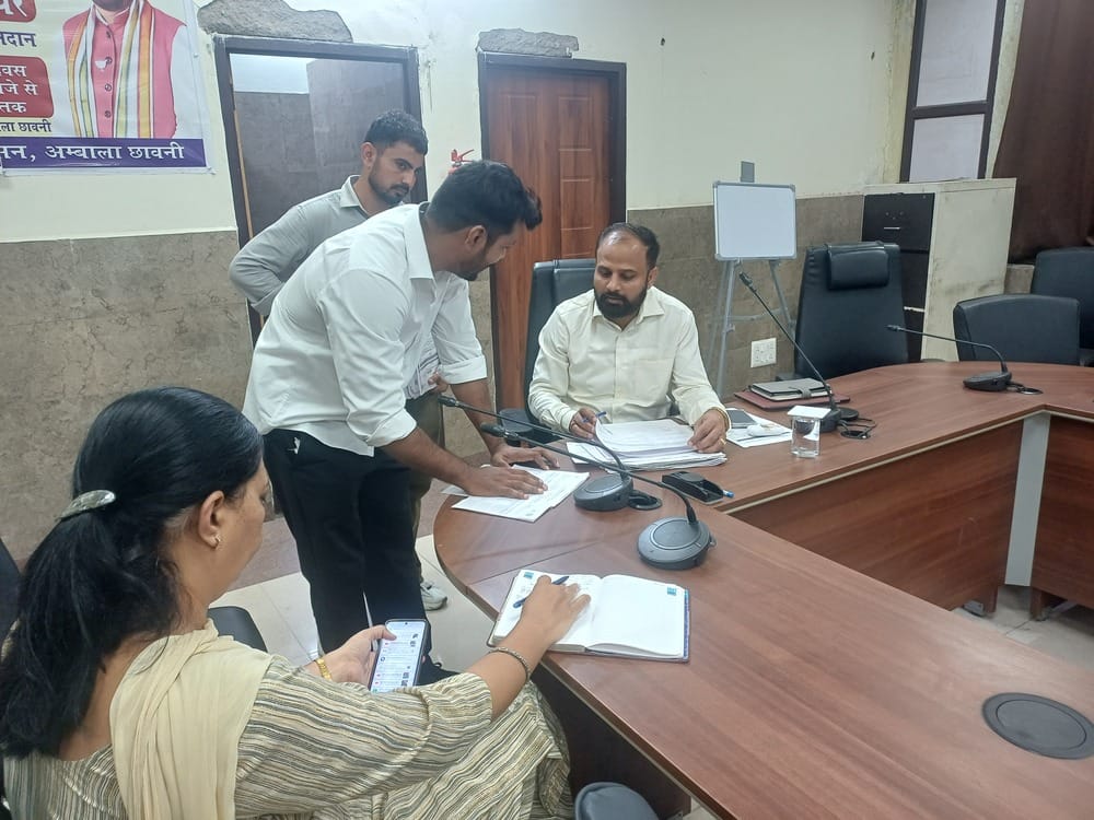 अंबाला  छावनी के उपमंडल भवन में समाधान शिविर में शिकायत सुनते नायब तहसीलदार आशीष। संवाद