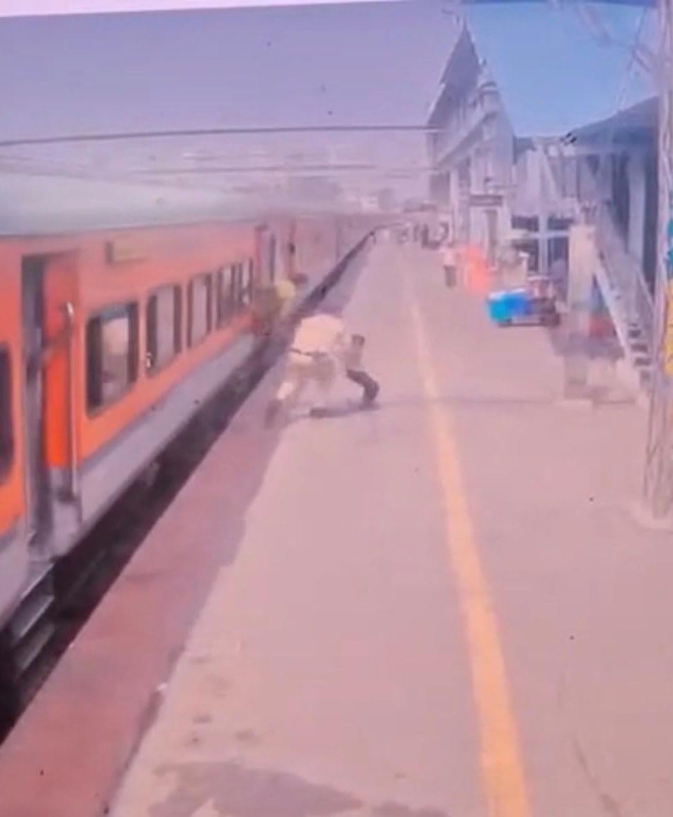 अंबाला कैंट रेलवे स्टेशन के प्लेटफार्म 7 पर ट्रेन से गिर रहे बच्चे को बचाते आरपीएफ के सिपाही कु